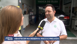 Deixar o carro na "reserva" para abastecer pode dar prejuízo