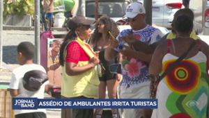 Assédio de ambulantes irrita turistas em Salvador