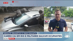 Carro cai em rio e militares salvam ocupantes em Belo Horizonte (MG)