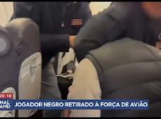 Jogador negro é retirado à força de avião e faz acusação de racismo