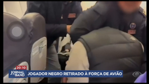 Jogador negro é retirado à força de avião e faz acusação de racismo