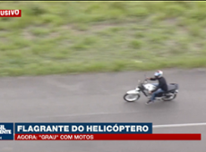 Flagrante de "grau": motoqueiros empinam motos e cobrem placas