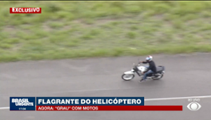 Flagrante de "grau": motoqueiros empinam motos e cobrem placas