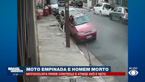 Moto empinada atinge neto e mata avô