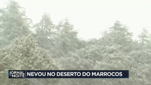 Neve muda paisagem em deserto do Marrocos