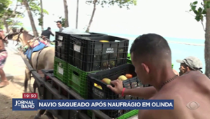 Navio é saqueado após naufrágio em Olinda