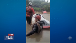 Temporal arrasta carros e deixa pessoas ilhadas em Divinópolis (MG)