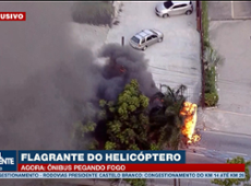 Ônibus pega fogo em avenida de Parelheiros em SP