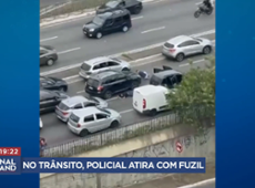 Policial com fuzil persegue quadrilha em meio ao trânsito de SP