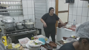 Funcionárias batem boca na cozinha em meio a confusão em restaurante