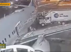 INUSITADO! Passageira abre porta de emergência de AVIÃO e desce pela asa