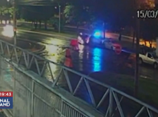 Motorista bate em duas viaturas da polícia paradas