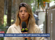 Câmera registra ação de criminosos ao roubar passageiros de carro por app