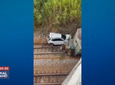 Carro cai de viaduto e é atingido por trem no interior de Minas Gerais