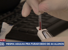 Professor de escola usa mesma agulha para furar 44 alunos