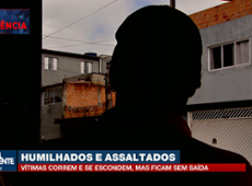 Humilhados e assaltados: vítimas tentam se esconder, mas ficam sem saída