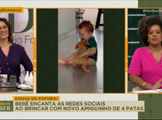 QUE FOFURA! Bebê se diverte brincando com filhote de cachorro