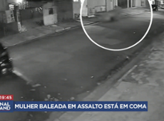 Mulher baleada durante assalto está em coma