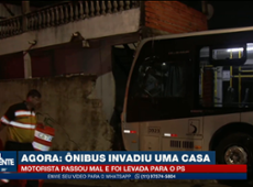 Ônibus invade casa na Zona Oeste de SP