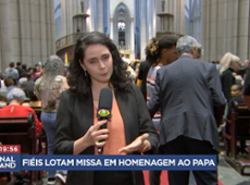 Fiéis lotam missa em homenagem ao papa Francisco, em São Paulo