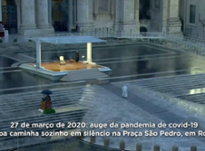 Papa Francisco rezou sozinho na Praça de São Pedro durante a pandemia