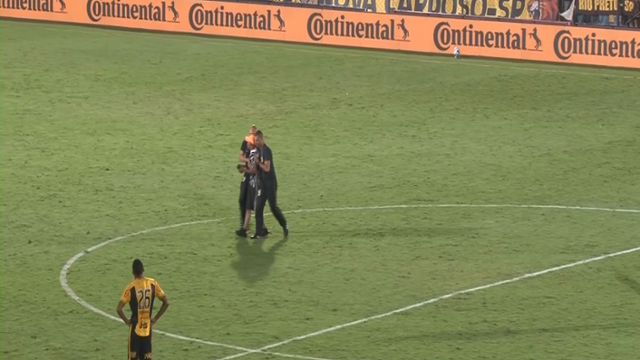Jogo paralisado após uma invasão de campo.