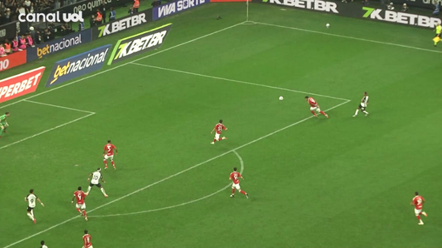 O árbitro de novo é conduzido pelo VAR e anula o gol 