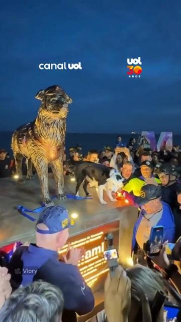 Cachorro Tsunami, que ajudou a resgatar vítimas de terremotos, ganha estátua na Venezuela